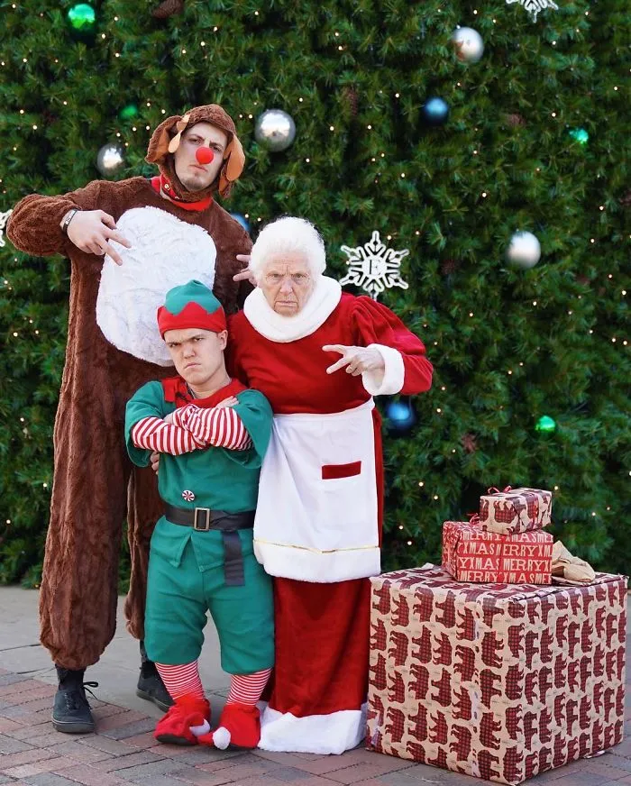 Esta abuela de 93 años y su nieto se visten con ridículos disfraces y a la gente le encanta (30 fotos)