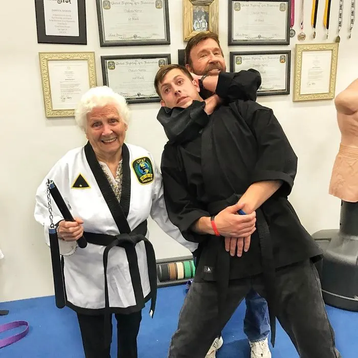 Esta abuela de 93 años y su nieto se visten con ridículos disfraces y a la gente le encanta (30 fotos)