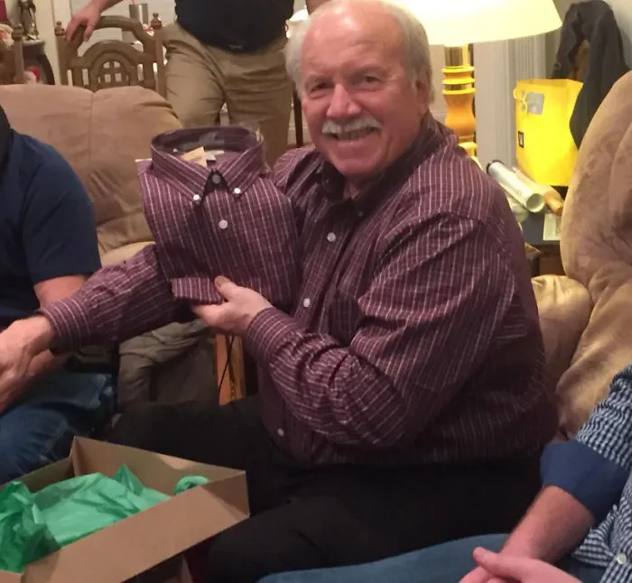 El abuelo no solo tenía ya esta camisa, sino que la llevaba puesta cuando la desenvolvió