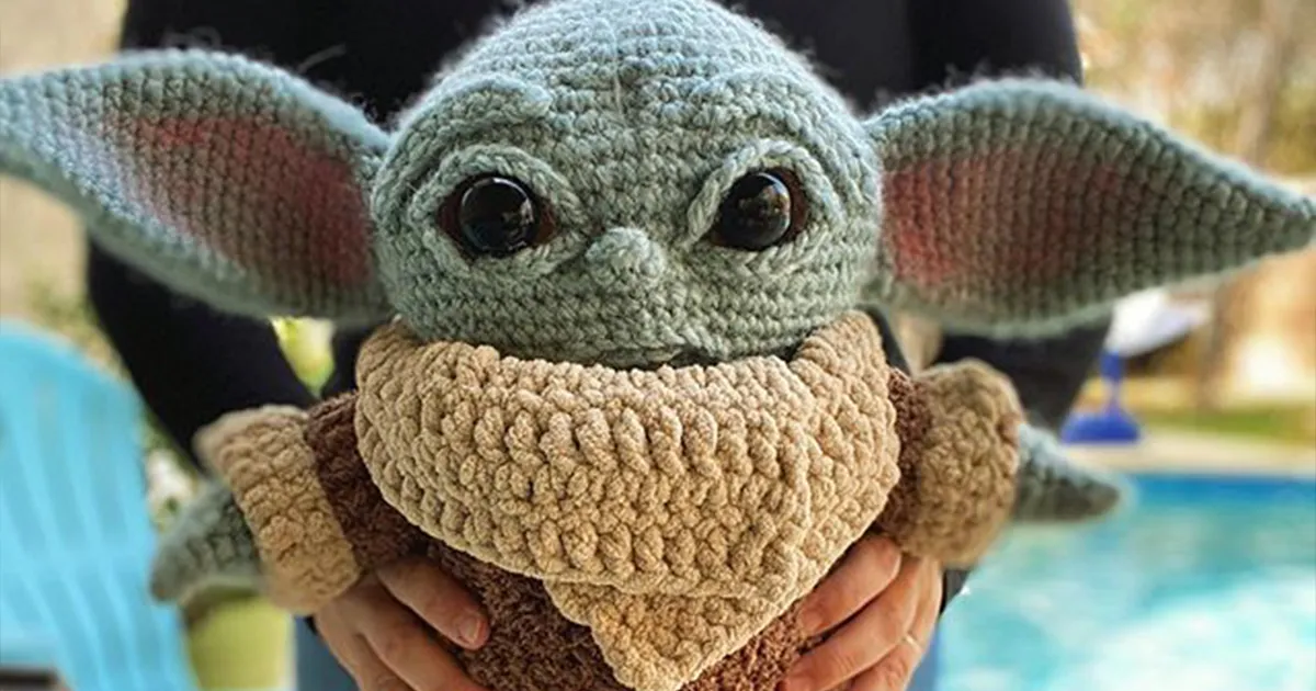 Aquí tienes un Baby Yoda de ganchillo que puedes hacer tú mismo