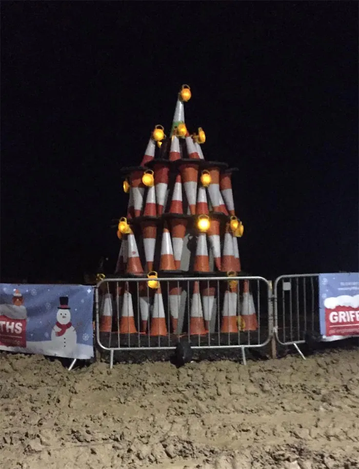 Árbol hecho por los trabajadores que reparan la carretera