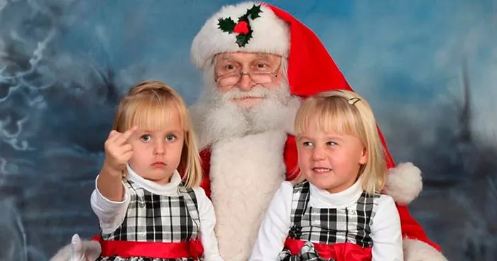 30 Times People Put A Funny Twist On Pics With Santa In Malls
