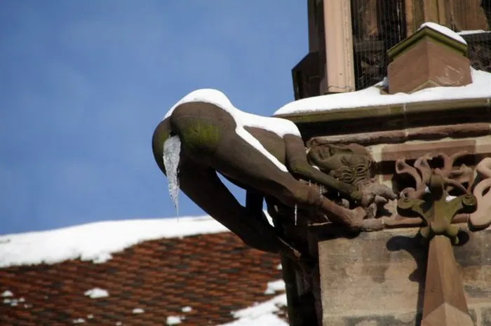 People Are Sharing Photos Of 'Vomiting' Statues And Here Are The 12 Most Hilarious Ones