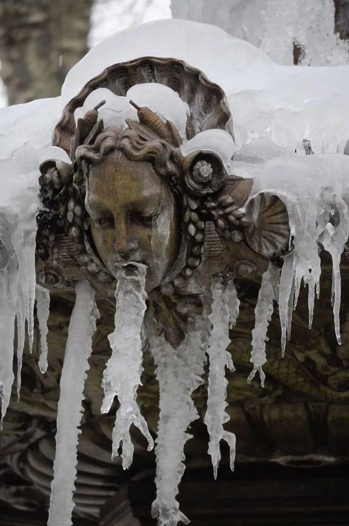 People Are Sharing Photos Of 'Vomiting' Statues And Here Are The 12 Most Hilarious Ones