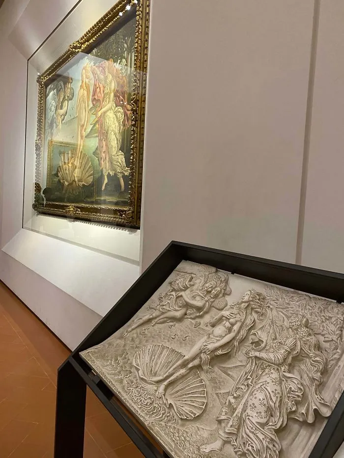 Versiones táctiles de los cuadros en la Galería Uffizi de Florencia, para personas con problemas de visión