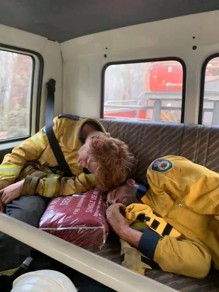 Bomberos exhaustos