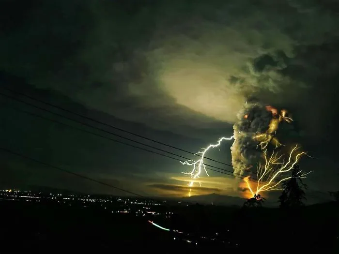 30 Photos That Show The Terrifying Power Of The Taal Volcano Which Just Erupted In The Philippines