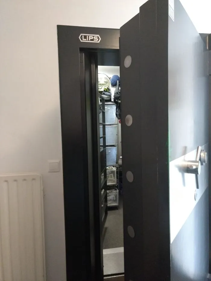 Mi casa solía ser un banco, así que usamos la antigua caja fuerte como almacén