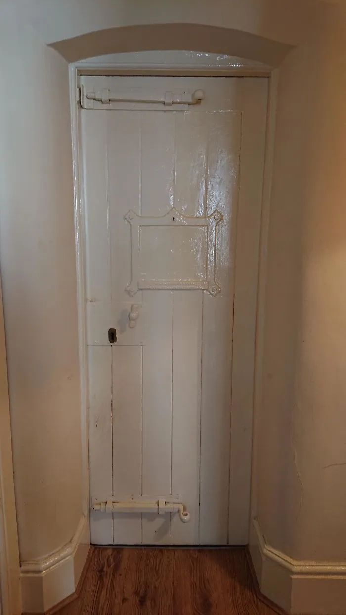 Mi apartamento era una antigua comisaría, aún conserva las puertas de las celdas