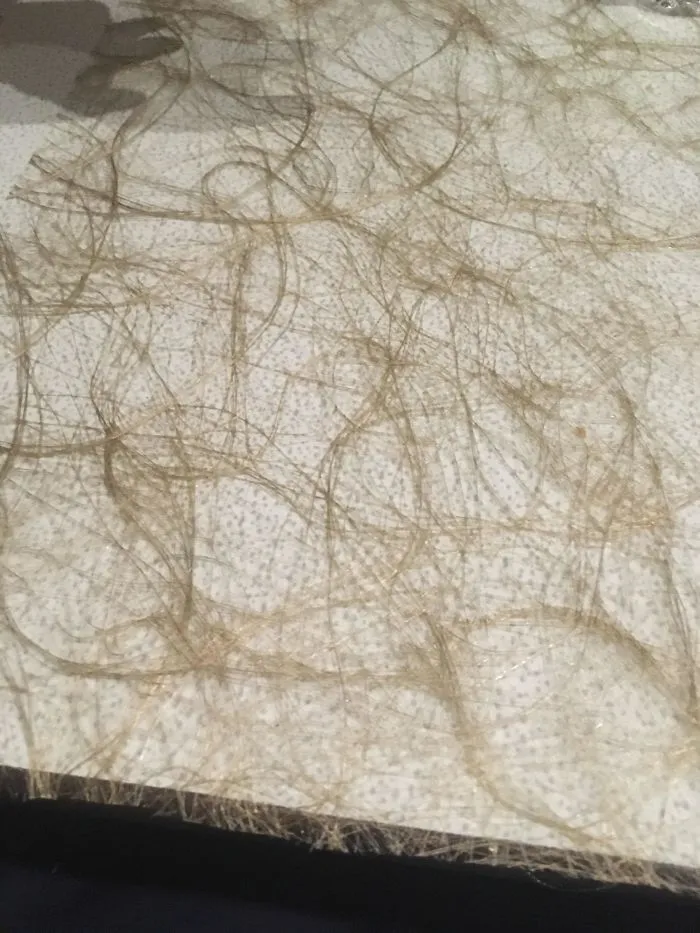 Mantel que parece lleno de pelos