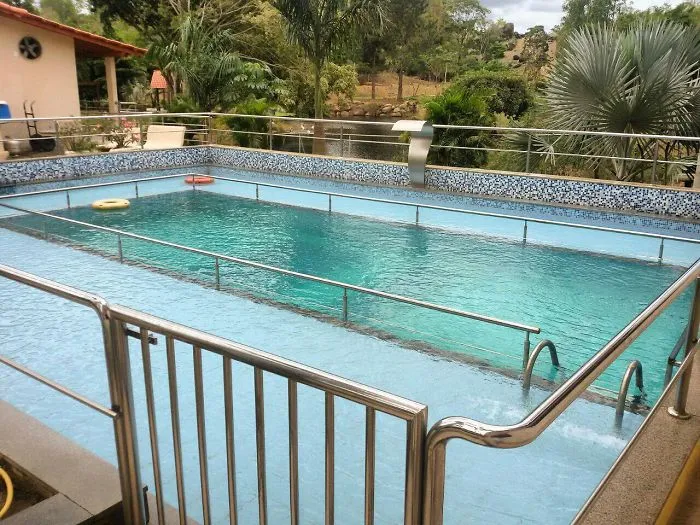 Piscina dentro de otra piscina