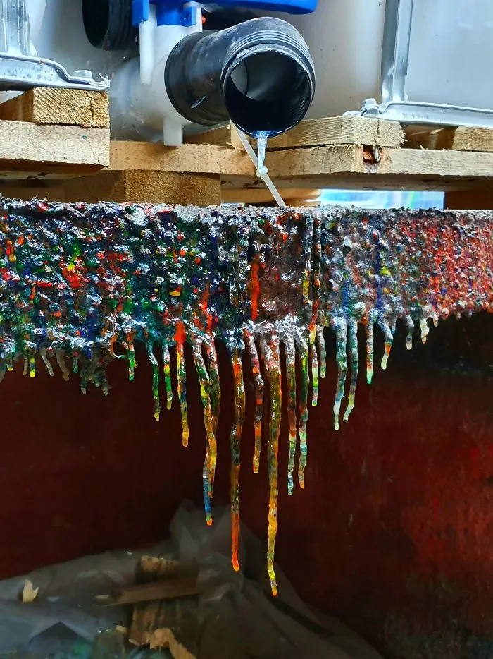 Estalactitas arco iris formadas tras años goteando tinte