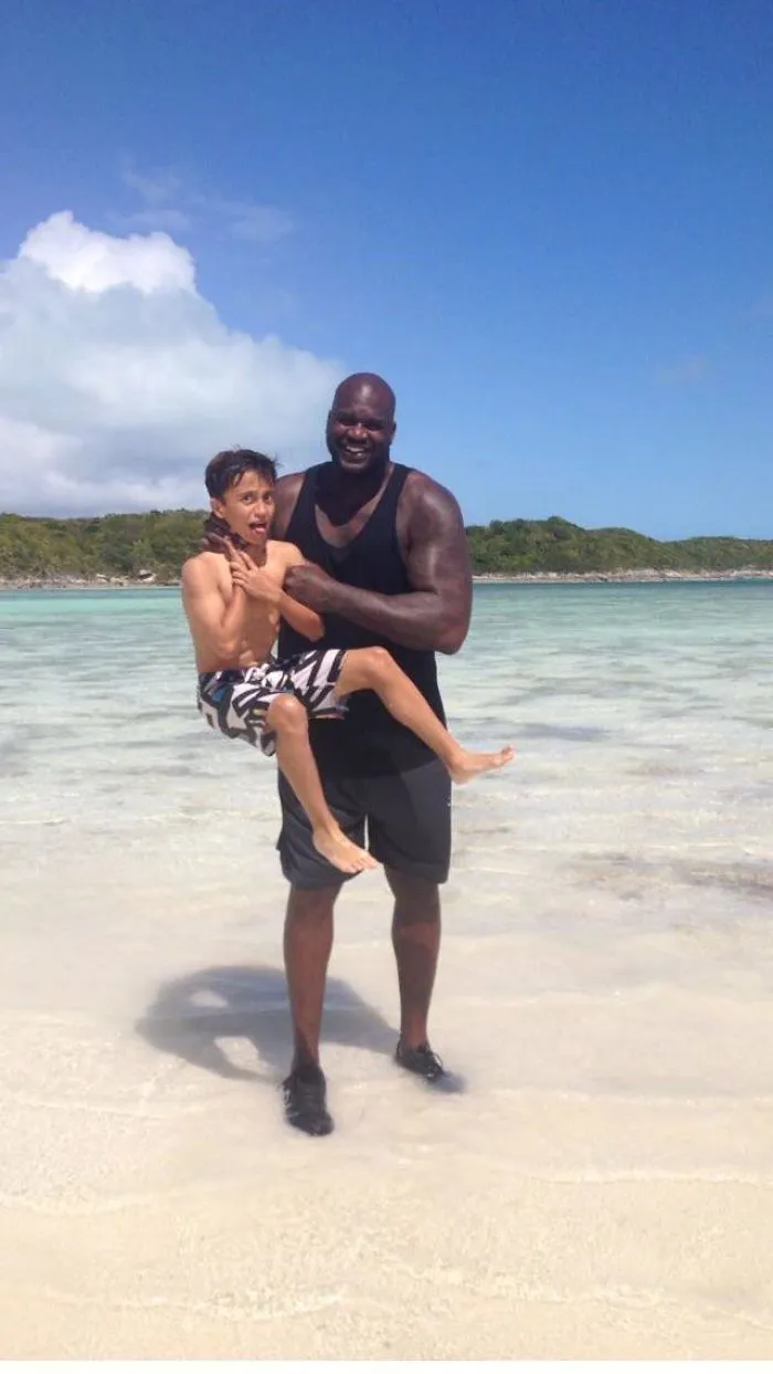 Shaquille O’neal Lifting Me Up By Neck (Realistically, My Arm) 15 Minutes Prior To Playing A Football Game With Him