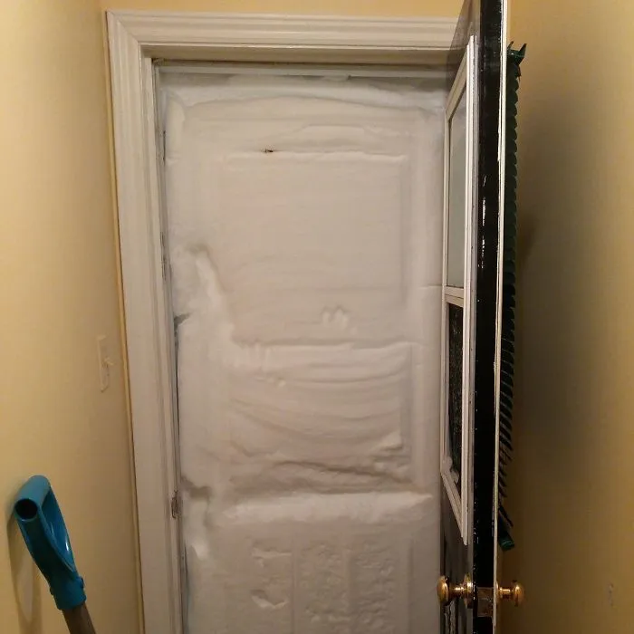 Ya no me hace gracia. La nieve hace tanta presión contra la puerta que se ha puesto a sonar el timbre