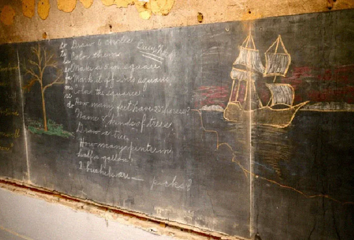 Estos albañiles que iban a renovar una escuela en Oklahoma descubrieron unas pizarras pintadas que llevaban más de 100 años allí