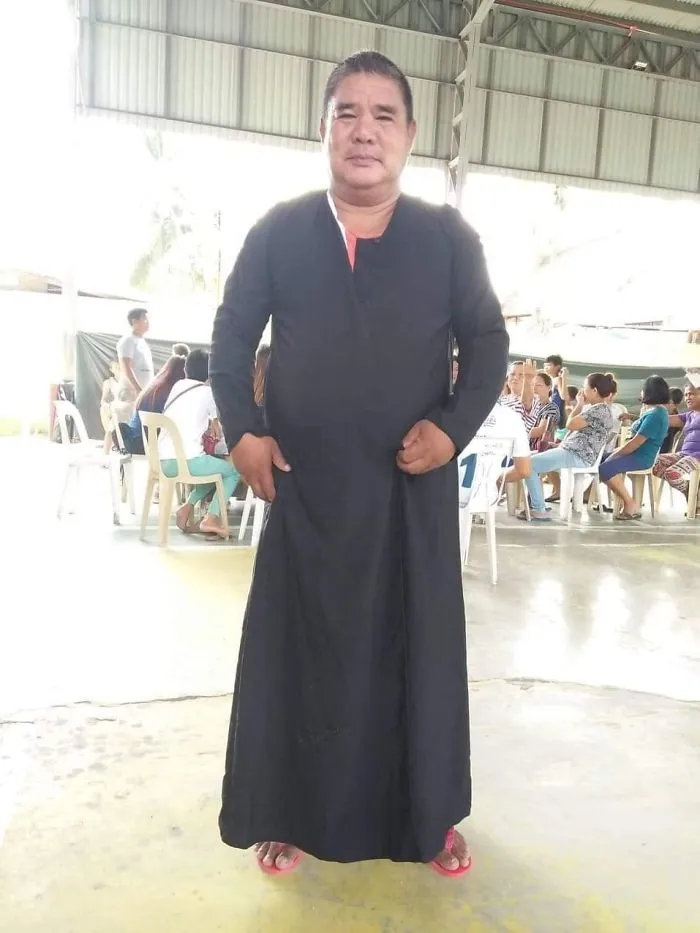 30 Funny Pics Of Filipinos Dressed Up In 'Unsuitable' Donated Clothes At A Volcano Evacuation Center