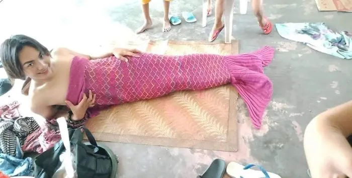30 Divertidas fotos de filipinos vestidos con "inadecuada" ropa donada en centros de evacuación por el volcán