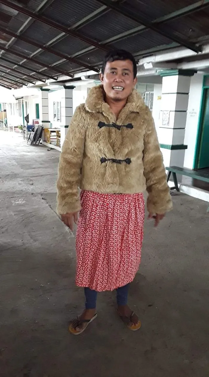 30 Divertidas fotos de filipinos vestidos con "inadecuada" ropa donada en centros de evacuación por el volcán