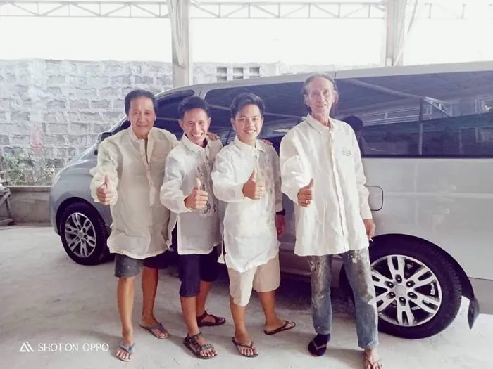 30 Funny Pics Of Filipinos Dressed Up In 'Unsuitable' Donated Clothes At A Volcano Evacuation Center