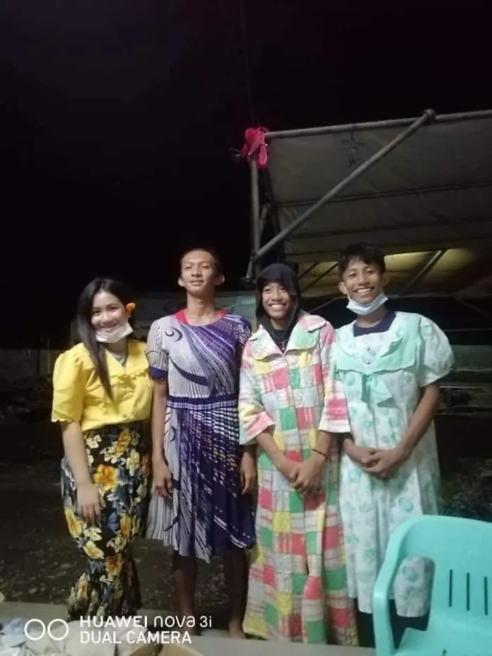 30 Funny Pics Of Filipinos Dressed Up In 'Unsuitable' Donated Clothes At A Volcano Evacuation Center