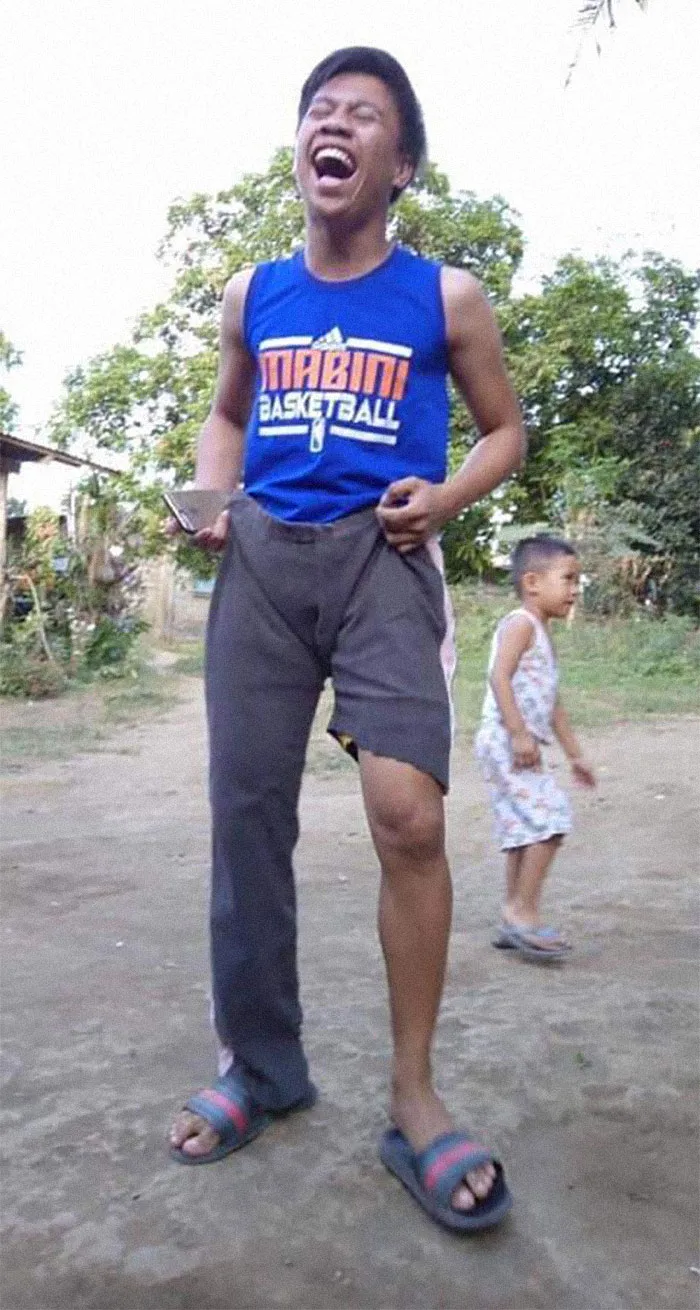 30 Divertidas fotos de filipinos vestidos con "inadecuada" ropa donada en centros de evacuación por el volcán