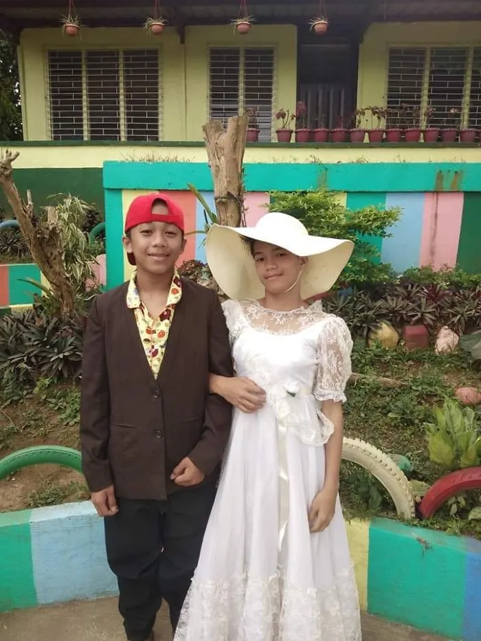 30 Divertidas fotos de filipinos vestidos con "inadecuada" ropa donada en centros de evacuación por el volcán