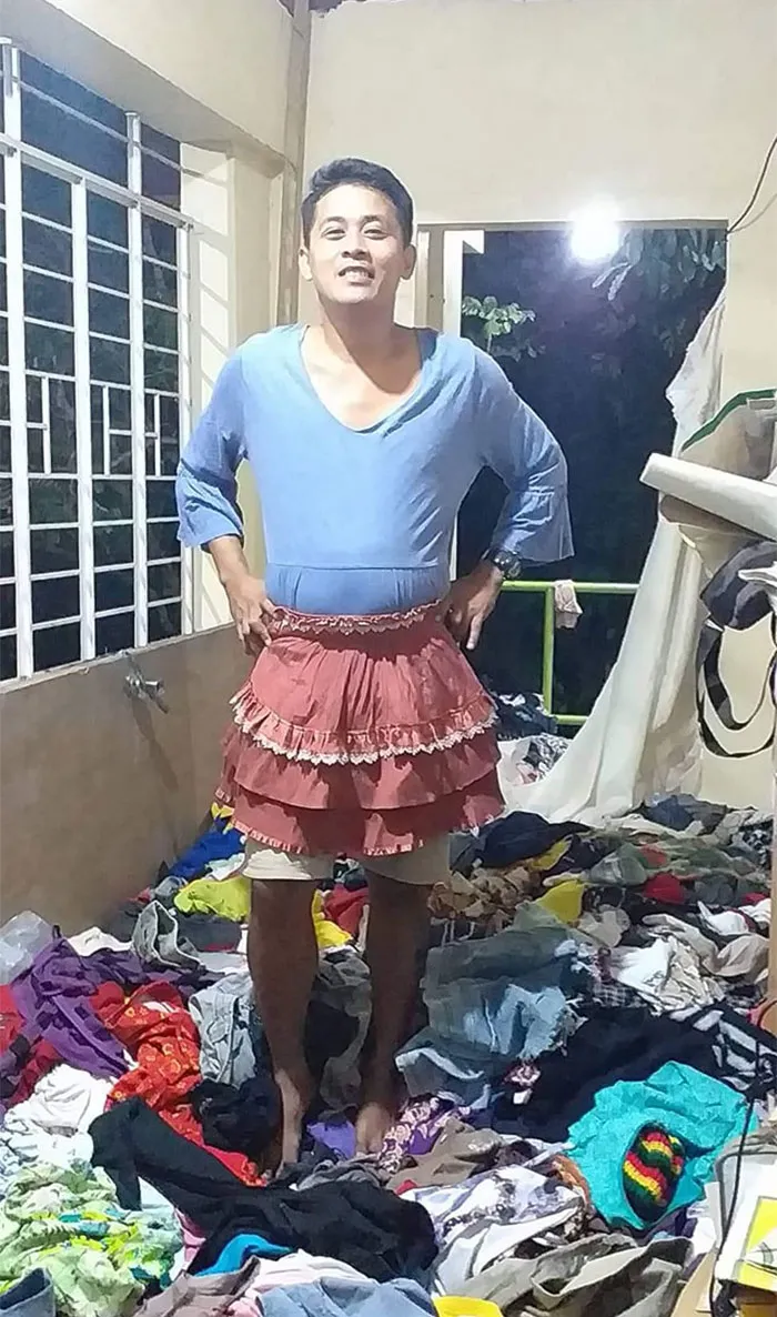 30 Funny Pics Of Filipinos Dressed Up In 'Unsuitable' Donated Clothes At A Volcano Evacuation Center