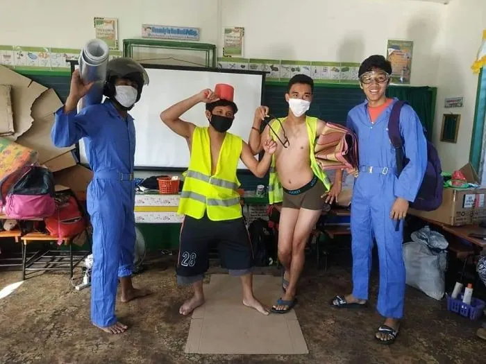 30 Divertidas fotos de filipinos vestidos con "inadecuada" ropa donada en centros de evacuación por el volcán