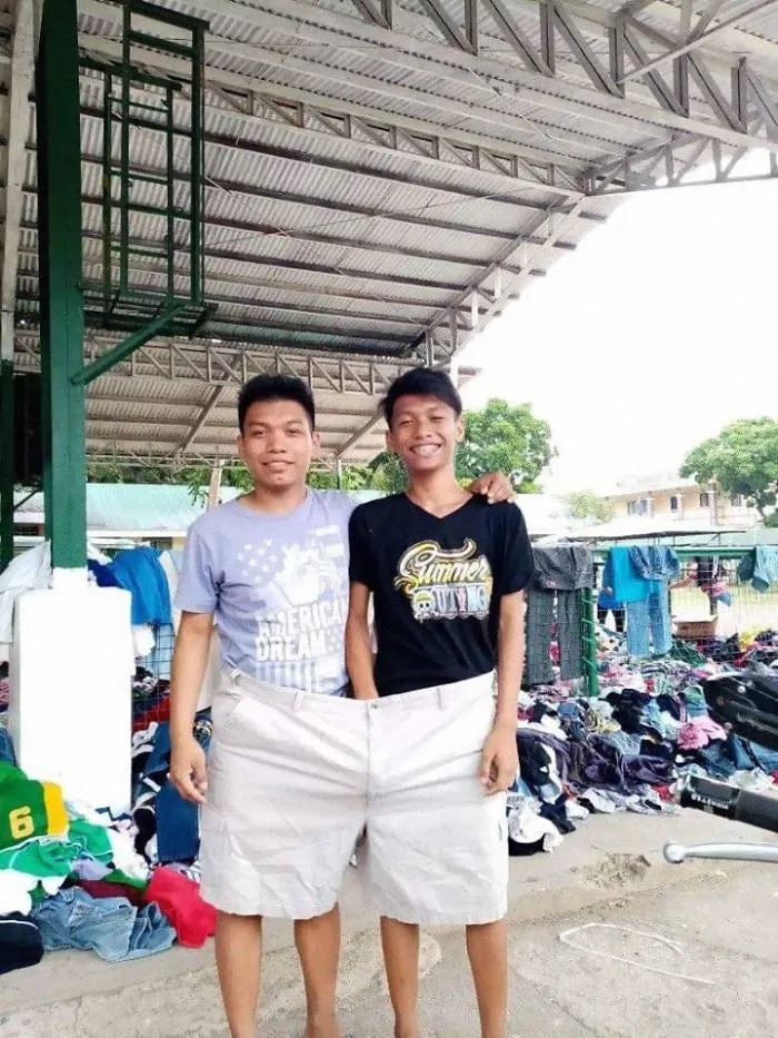 30 Divertidas fotos de filipinos vestidos con "inadecuada" ropa donada en centros de evacuación por el volcán