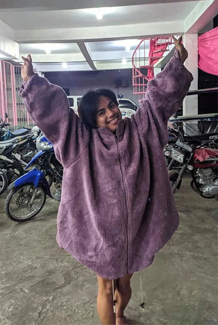 30 Divertidas fotos de filipinos vestidos con "inadecuada" ropa donada en centros de evacuación por el volcán
