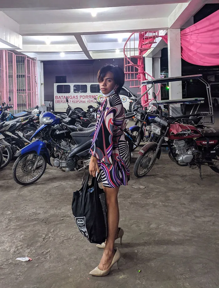 30 Divertidas fotos de filipinos vestidos con "inadecuada" ropa donada en centros de evacuación por el volcán