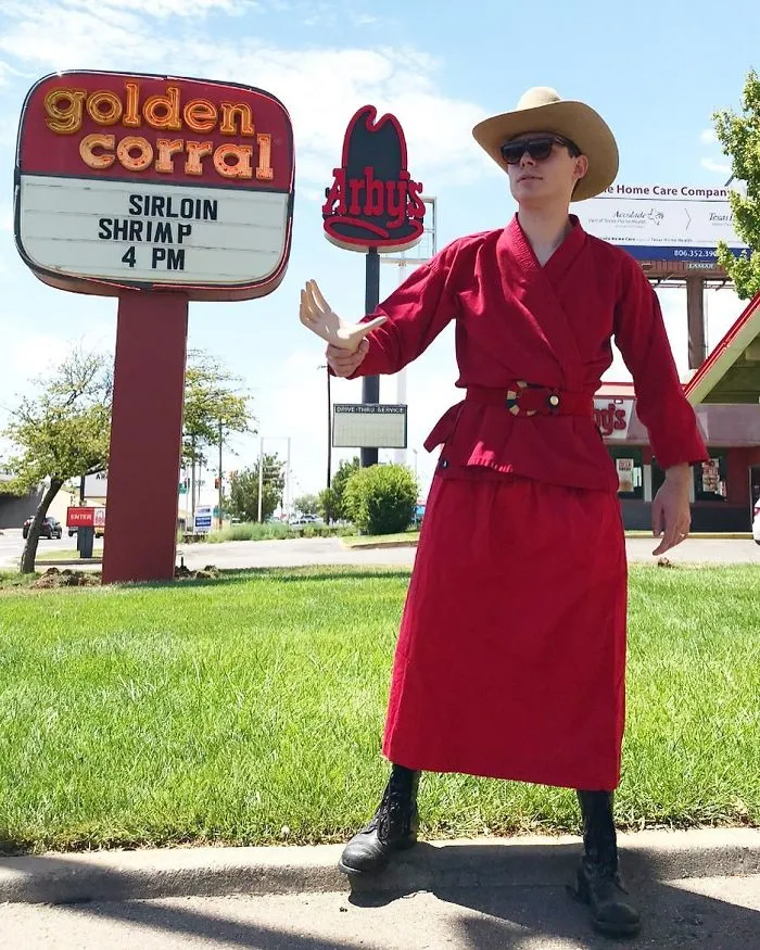 Guy Shows What $20 Can Get You At Thrift Stores, And The Results Are So Stupid It's Hilarious