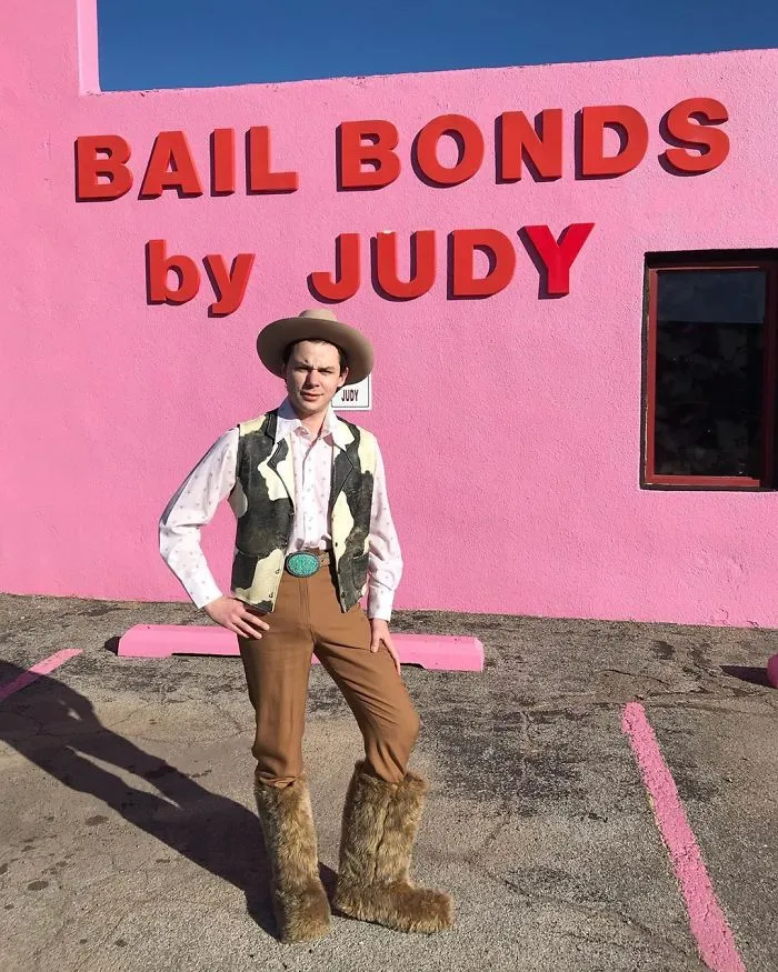 Guy Shows What $20 Can Get You At Thrift Stores, And The Results Are So Stupid It's Hilarious