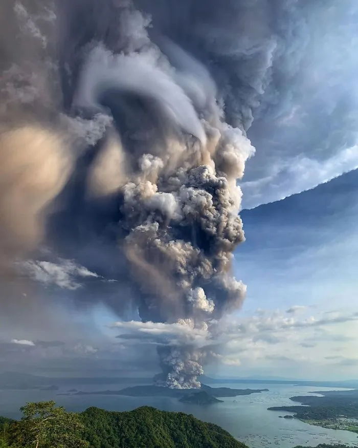 30 Photos That Show The Terrifying Power Of The Taal Volcano Which Just Erupted In The Philippines