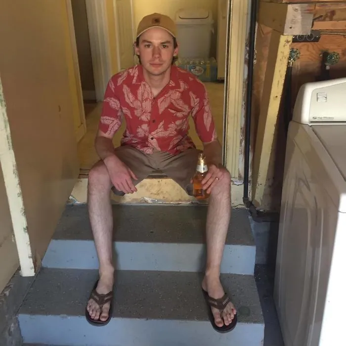 Guy Shows What $20 Can Get You At Thrift Stores, And The Results Are So Stupid It's Hilarious