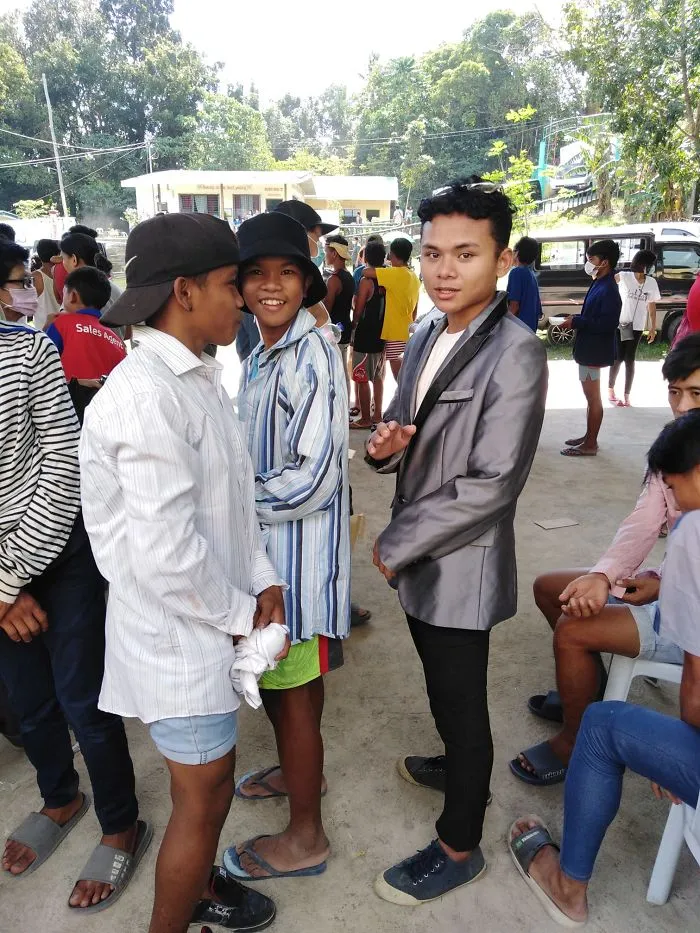 30 Divertidas fotos de filipinos vestidos con "inadecuada" ropa donada en centros de evacuación por el volcán