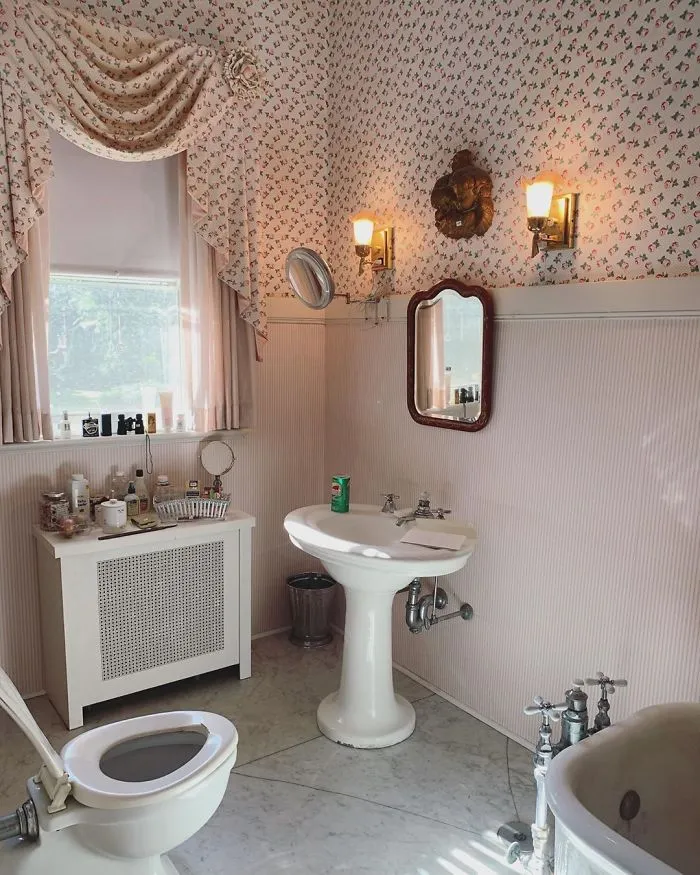 51 Restrooms In Cleveland That Were Worth A Photo