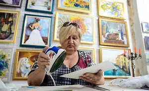 This Bosnian Woman Paints With Home Irons