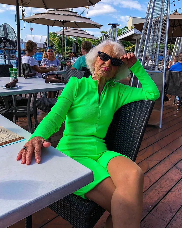 Esta es Baddie Winkle, una abuela de 92 años con mucho estilo que lleva "desde 1928 robándote a tu hombre"