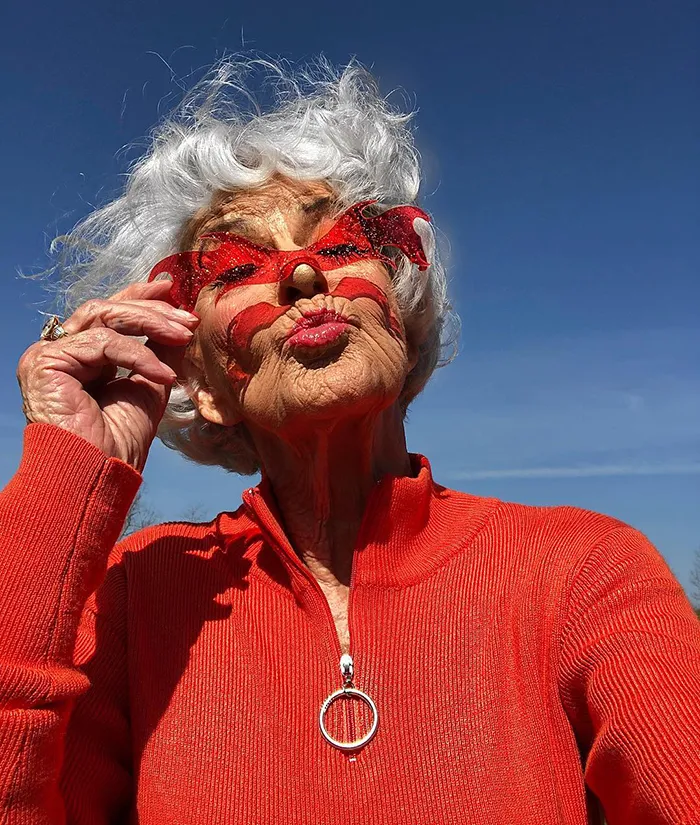 Esta es Baddie Winkle, una abuela de 92 años con mucho estilo que lleva "desde 1928 robándote a tu hombre"