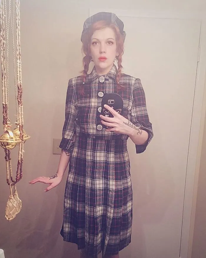 Mi abuela falleció y me han dado su uniforme escolar de los años 40. Me queda genial