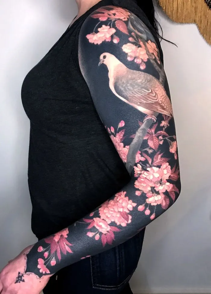 Esta tatuadora llevó a otro nivel la tendencia de los tatuajes negros incluyendo flores renacentistas