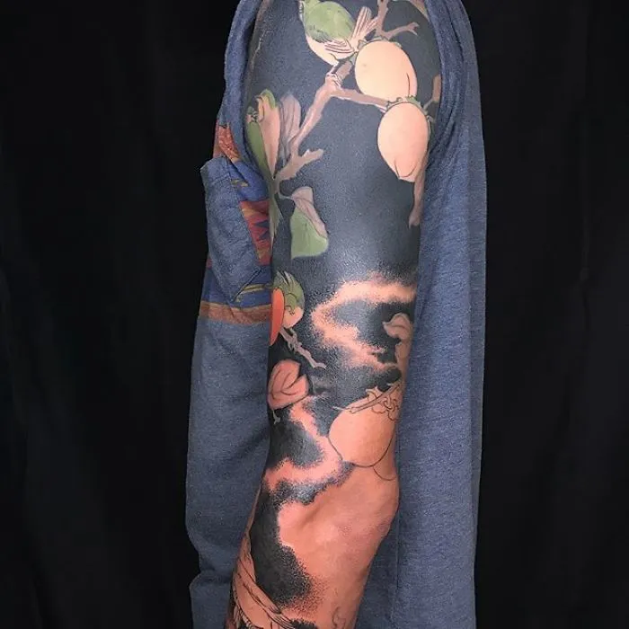Esta tatuadora llevó a otro nivel la tendencia de los tatuajes negros incluyendo flores renacentistas