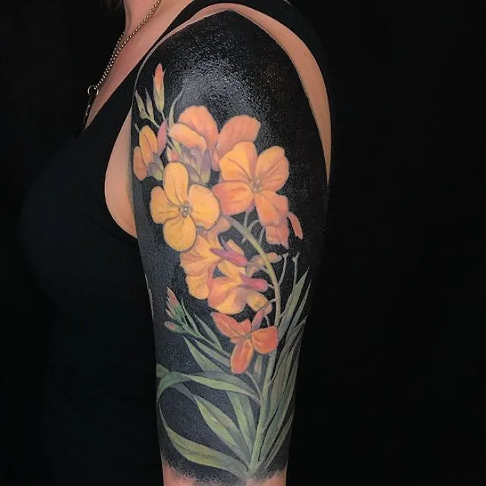 Esta tatuadora llevó a otro nivel la tendencia de los tatuajes negros incluyendo flores renacentistas