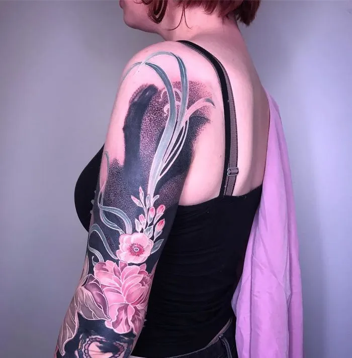 Esta tatuadora llevó a otro nivel la tendencia de los tatuajes negros incluyendo flores renacentistas