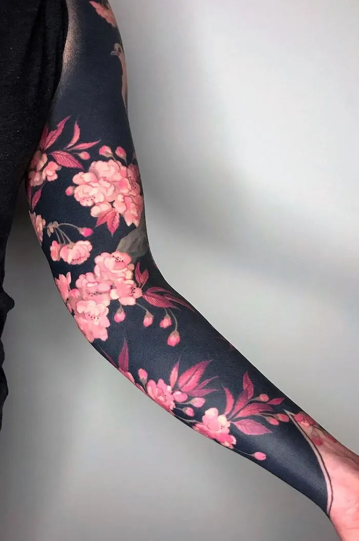Esta tatuadora llevó a otro nivel la tendencia de los tatuajes negros incluyendo flores renacentistas