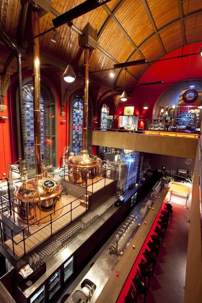 Antigua iglesia, ahora fábrica de cerveza en Jopen