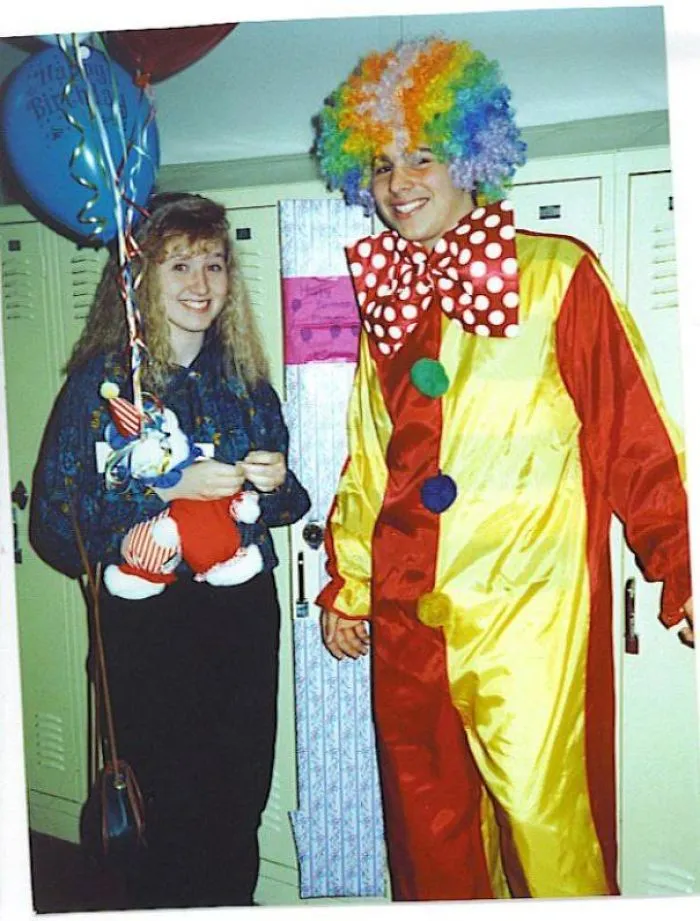 A los 14 años me vesti de payaso y fui a la clase de mi novia a desearle su cumpleaños. Se murió de vergüenza