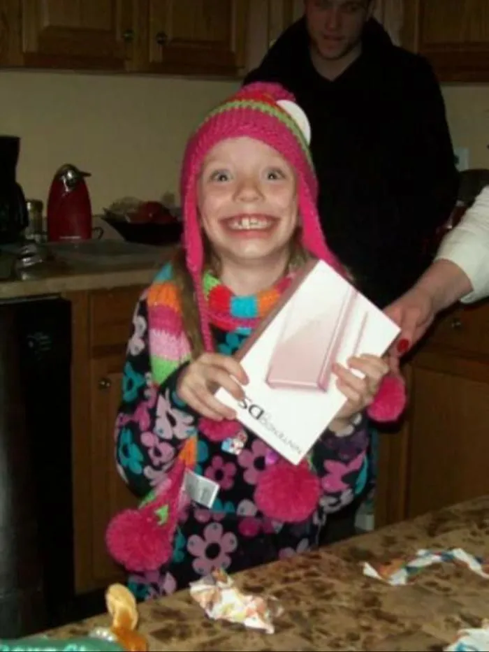 Yo en mi 8º cumpleaños tras recibir la DS que quería