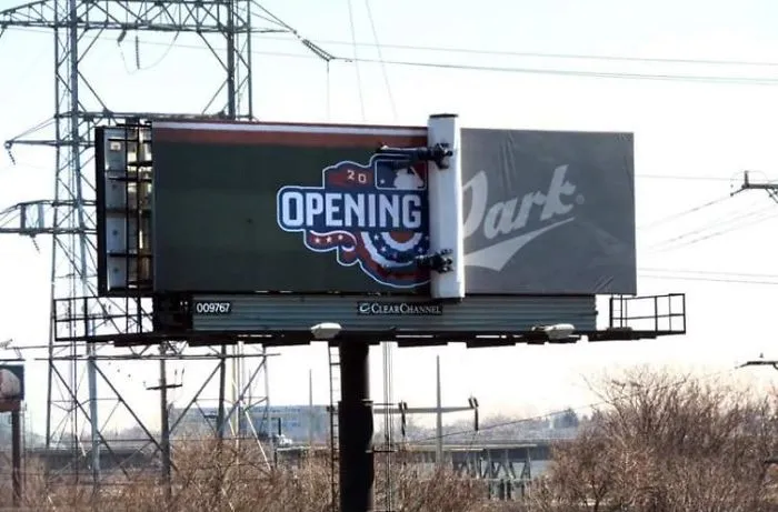 Los Cerveceros de Milwaukee tienen una valla publicitaria para el día de la inauguración que se descubre un poco cada día a medida que se acerca la temporada